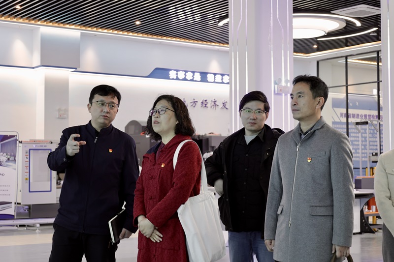 5参观122cc太阳成集团实验实训中心.jpg