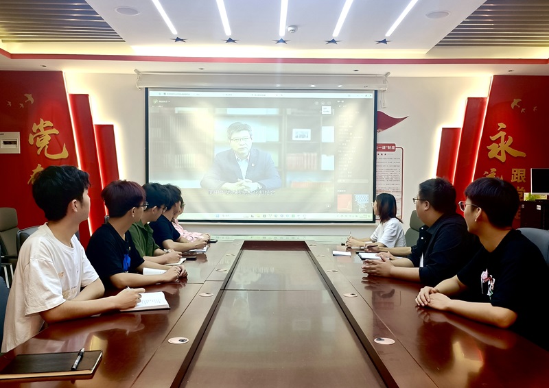122cc太阳成集团学生第四党支部组织观看高校党组织示范微党课