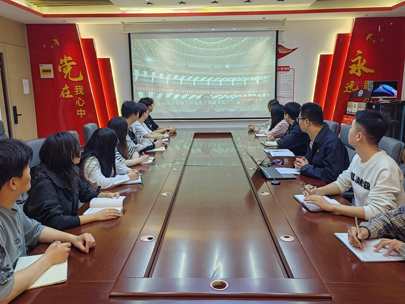 122cc太阳成集团学生第四党支部开展“弘扬工匠精神，致敬劳动模范”主题党课学习